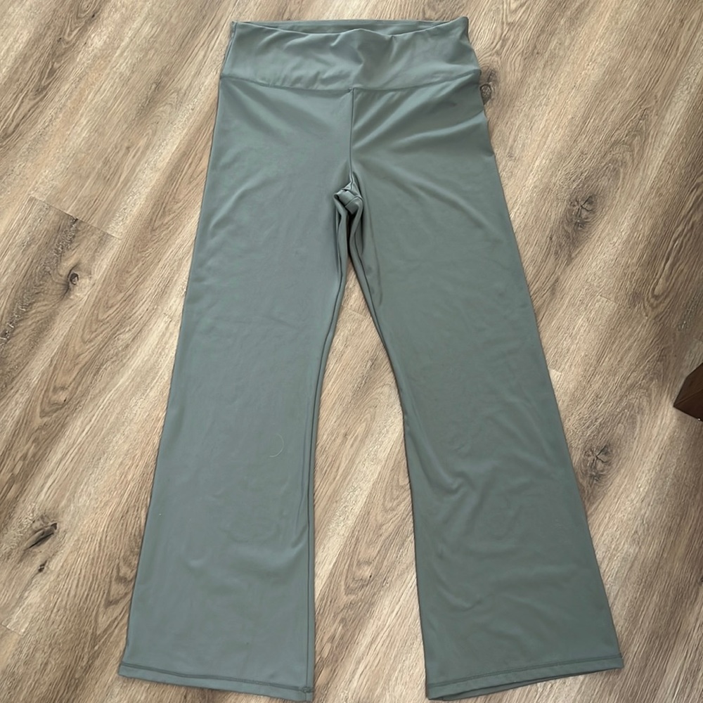 Like New AE The Everything Flare legging